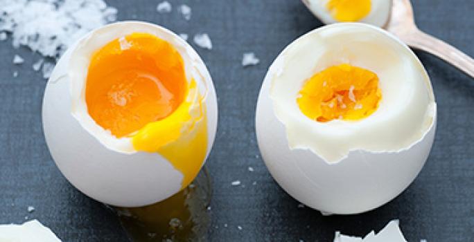 El huevo hervido es un desayuno muy común. Dos huevos hervidos, uno con la yema líquida y el otro con la yema dura.