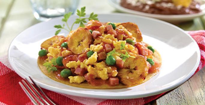 Los huevos motuleños son un desayuno tradicional mexicano. Unos huevos motuleños, un desayuno típico de México.