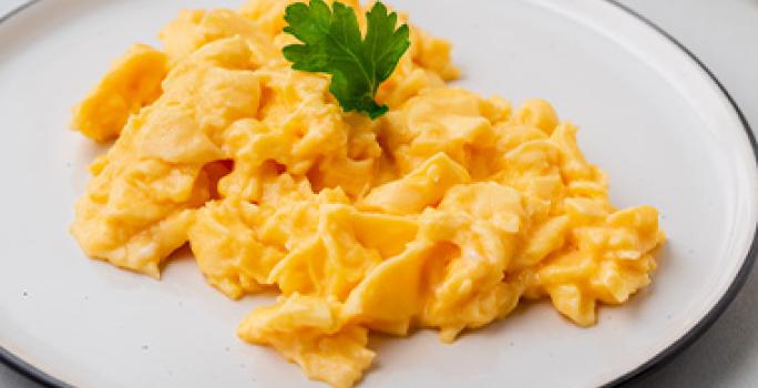 Los huevos revueltos se preparan al desayuno en varios países. Huevos revueltos para desayunar.