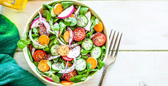 Ensalada navideña con verduras de distintos colores. Ensalada navideña con verduras de distintos colores.