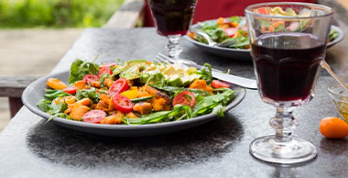 La mejor ensalada navideña es fresca, ligera y colorida. Una ensalada navideña fresca, con tomates cherry y zanahoria, entre otros ingredientes.