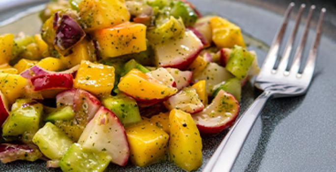 Las frutas también pueden ser parte de una ensalada navideña. La ensalada navideña puede tener frutas y verduras.