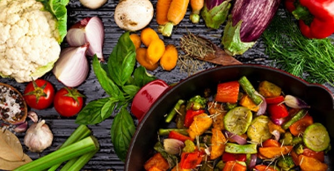 Podemos usar cualquier verdura para preparar una ensalada navideña. Verduras de muchos colores para una ensalada navideña.