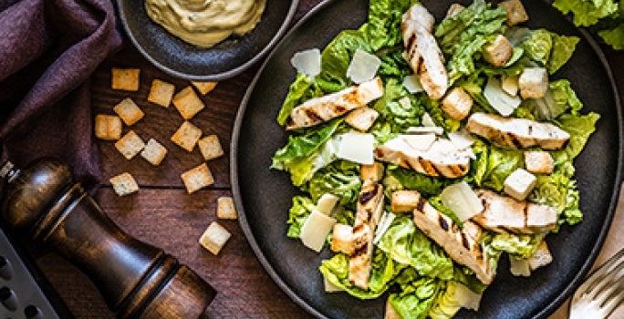 Ensalada con pollo y crotones hechos con pan duro. Ensalada con pollo y crotones hechos con pan duro.