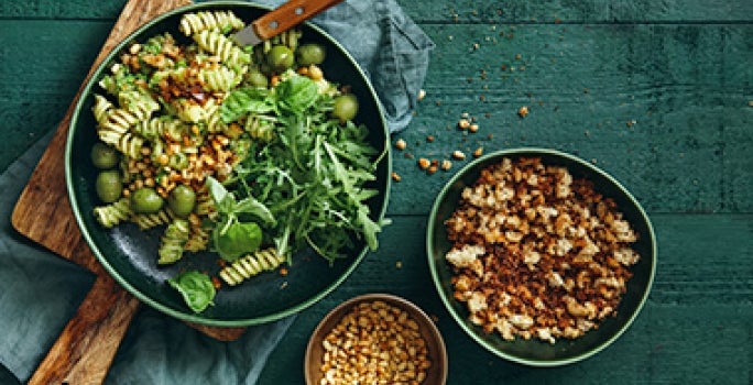 Ensalada con pasta, aceitunas y migas de pan. Ensalada con pasta, aceitunas y migas de pan.