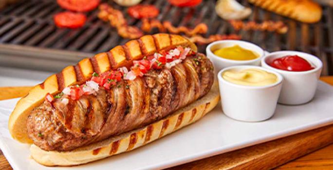 Receta hot dog a la parrilla con salsas mayonesa, mostaza y kétchup Receta hot dog a la parrilla con salsas mayonesa, mostaza y kétchup