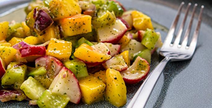 La mezcla de verduras y mango en ensaladas es una receta que vale la pena probar. Ensalada con mango y rábanos, una receta genial para acompañar un plato fuerte