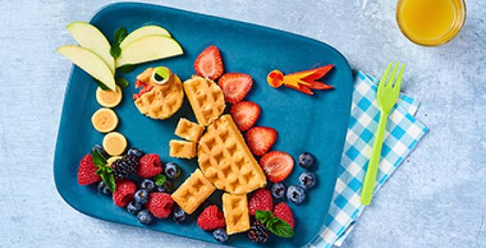 Las recetas de waffles también pueden ser divertidas. Una receta de waffles divertida, con frutas y en forma de dinosaurio.