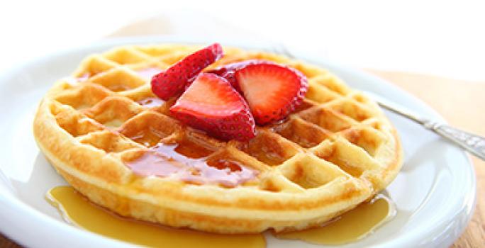 Es muy común hallar recetas de waffles con frutas. Un waffle tradicional con frutas y miel, una receta deliciosa.