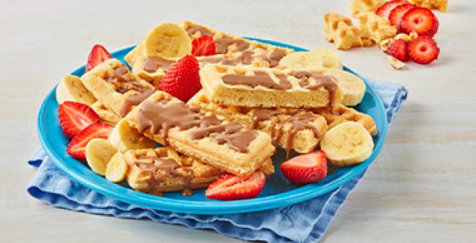 Las recetas con waffles pueden variar también en sus toppings. Tres waffles con toppings diferentes, una muestra de la variedad de recetas.