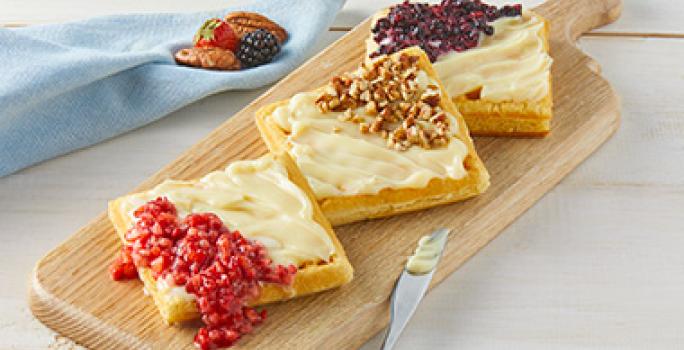 Las recetas con waffles pueden variar también en sus toppings. Tres waffles con toppings diferentes, una muestra de la variedad de recetas.