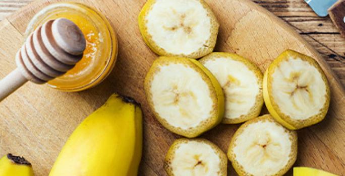 Banano en trozos para comer antes de hacer ejercicio Banano en trozos para comer antes de hacer ejercicio