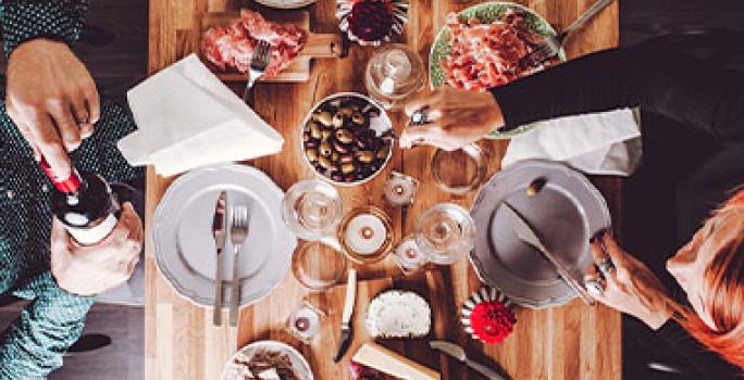 El turismo gastronómico en España es muy popular. Una pareja compartiendo comida española en un viaje de turismo gastronómico.