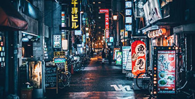 Comer en restaurantes típicos es muy común en el turismo gastronómico. Una calle con restaurantes tradicionales en Japón, un país con un turismo gastronómico muy fuerte.