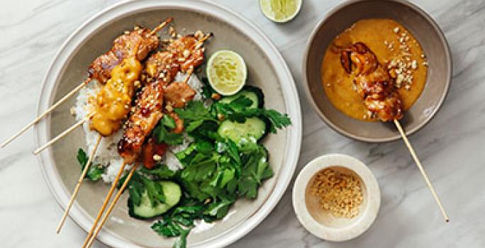 El satay es un plato que suelen probar los turistas en Tailandia. Satay con salsa de maní, un plato común en el turismo gastronómico de Tailandia.