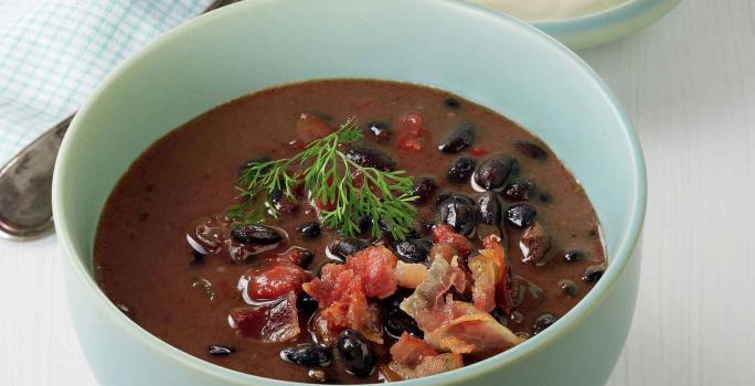 SOPA DE FRIJOL NEGRO CON TOCINETA Y CILANTRO