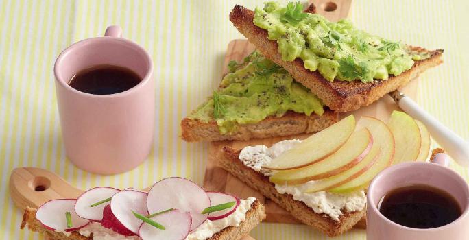 TOSTADAS DE CREMA DE QUESO Y AGUACATE