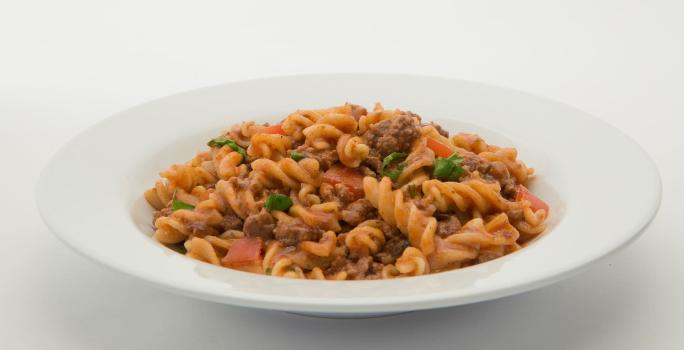 Tornillo de bolognesa con trozos de tomate y albahaca