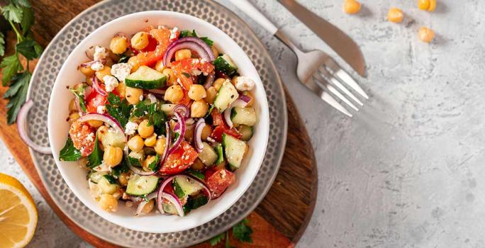 Receta fácil y rápida de ensalada de garbanzos y vegetales