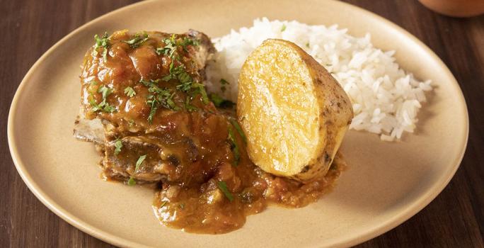Costilla de res en salsa criolla con papa chalequeada