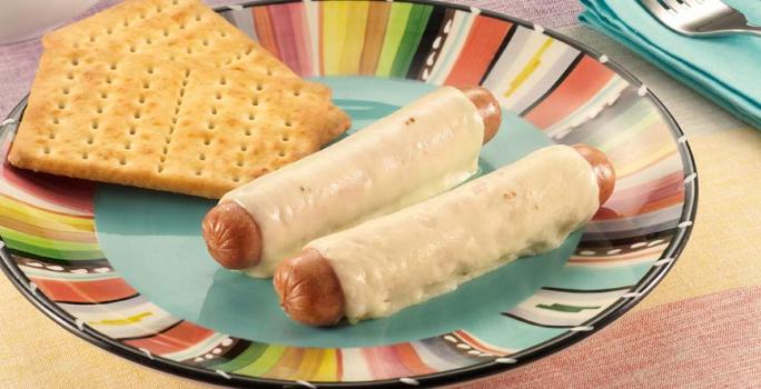 SALCHICHAS RANCHERAS CON QUESO Y MIEL ACOMPAÑADAS CON MILO® CALIENTE