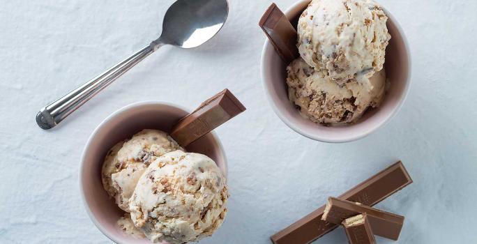 Helado de galleta y chocolate