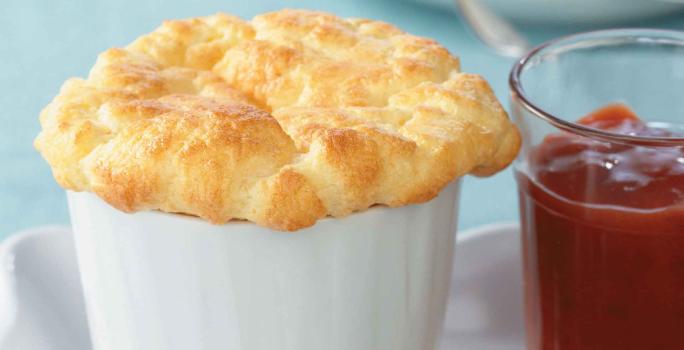 SOUFFLE DE QUESO CON SALSA DE GUAYABA