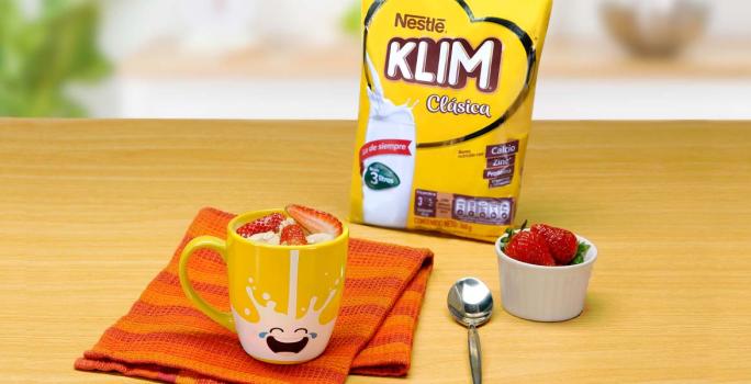 Mug de leche klim con avena y fruta