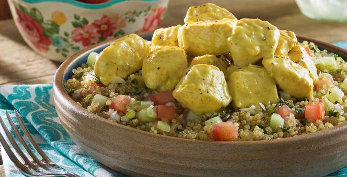 Pollo al curry acompañado con falso cous cous de quínoa