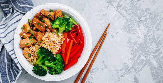 Stir fry de arroz con pollo y vegetales