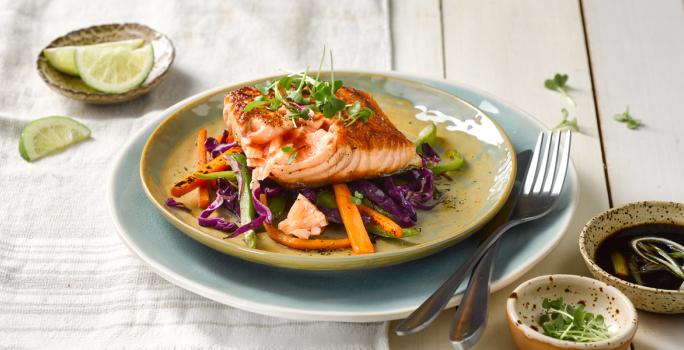 Salmón al horno con salteado de repollo