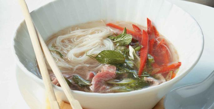 SOPA VIETNAMITA DE CARNE CON FIDEOS DE ARROZ