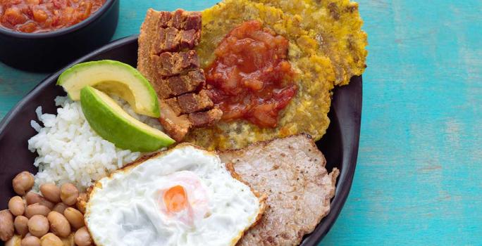 Bandeja paisa con frijoles verdes