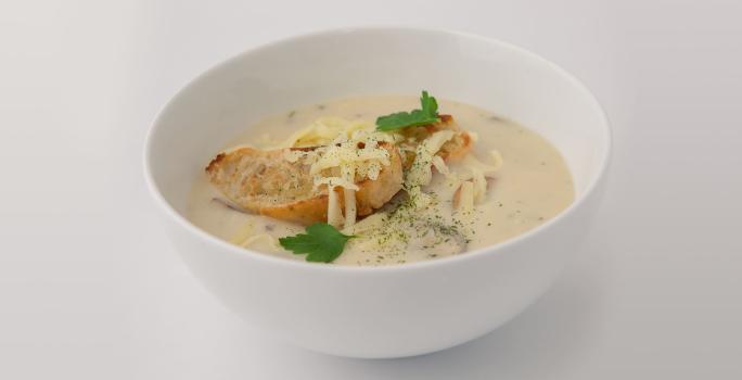 Crema de pollo con champiñones trocitos de pan y queso