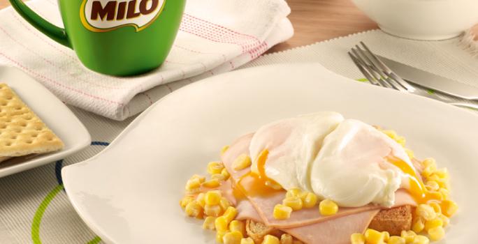 HUEVOS POCHADOS ACOMPAÑADOS CON MILO® CALIENTE