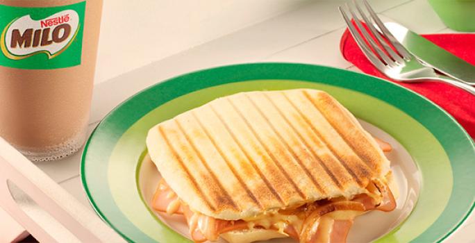 PANINI DE JAMÓN CON CEBOLLA ACOMPAÑADO CON MILO® FRIO