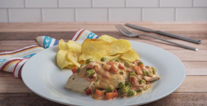 Filetes de pollo guisados con vegetales y crema