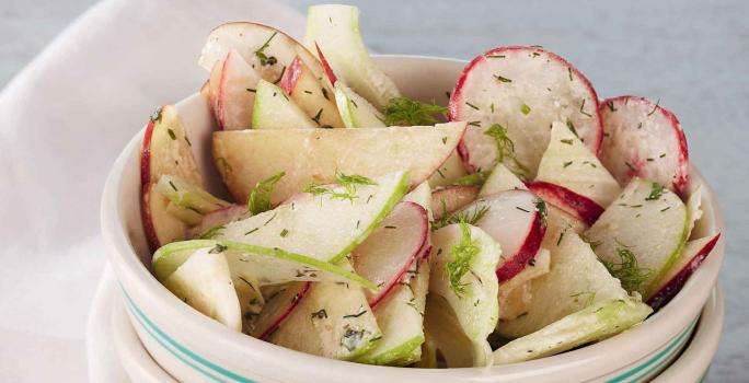 ENSALADA DE MANZANA Y RÁBANOS CON SALSA CREMOSA