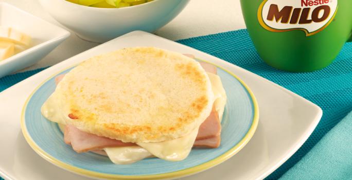 AREPA PAISA CON JAMÓN Y QUESO ACOMPAÑADA CON MILO® CALIENTE