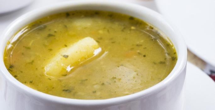 Sopa de plátano con trozos de carne y arveja