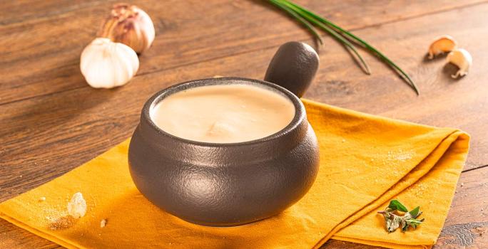Crema de pollo con trozos de pan