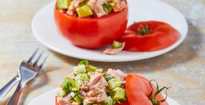 Tomates rellenos cremosos de atún