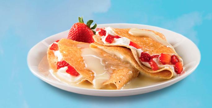 Crepes rellenos de frutos rojos con la lechera