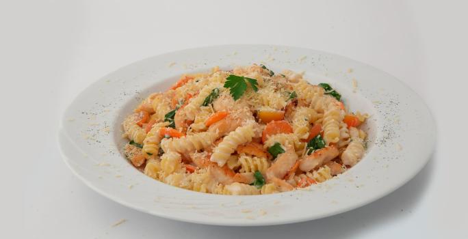 Pasta corta con pollo, espinaca, tomates y zanahoria