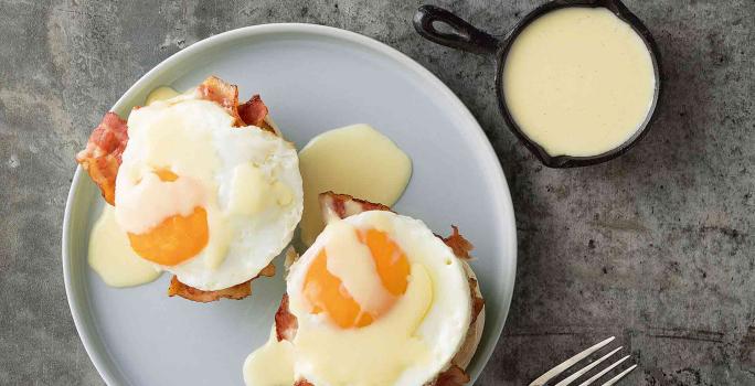 Huevos con tocineta y salsa de queso