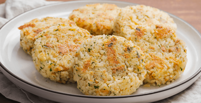 Masitas de arroz del día anterior con queso