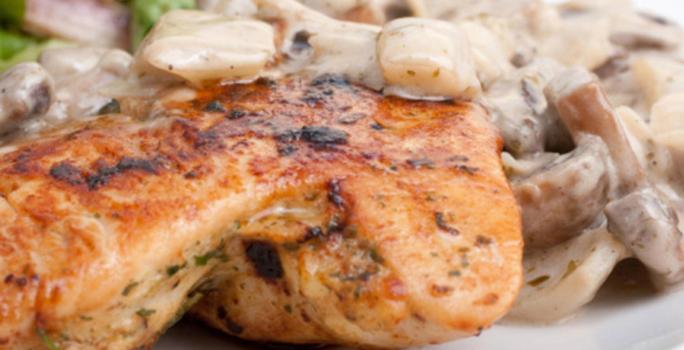 pollo en salsa cremosa de champiñones
