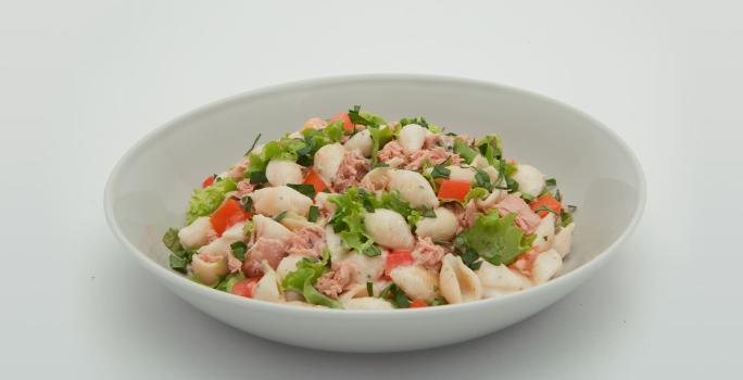 Ensalada de conchas en salsa carbonara y atún