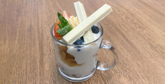 Parfait de yogurt con frutas y KitKat® WHITE