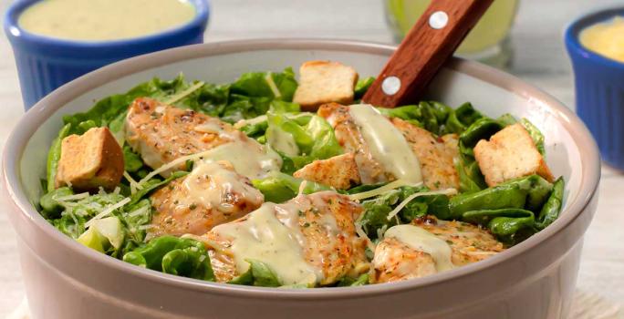 Ensalada César con jugoso al ajo cebolla y parmesano